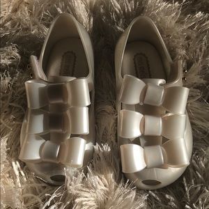Mini Melissa pearl 3 bow size 6